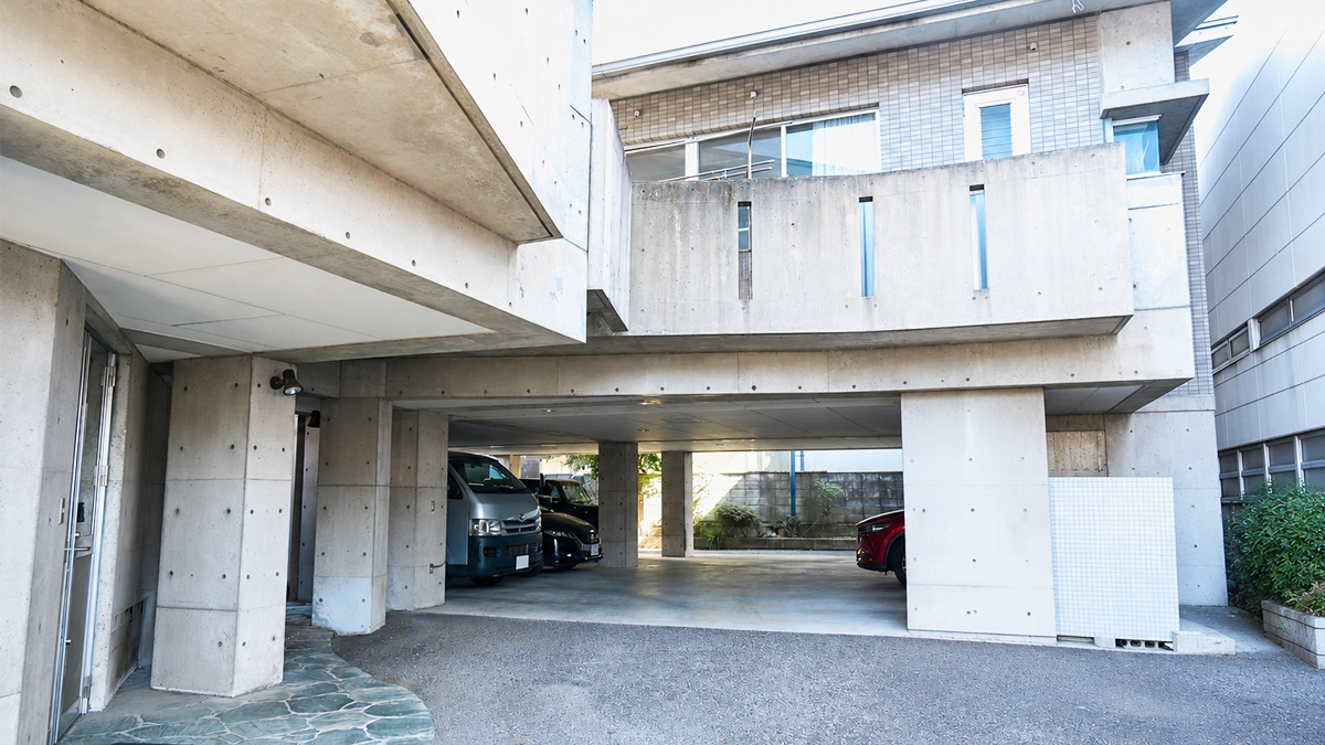 愛積不動産の駐車場入口